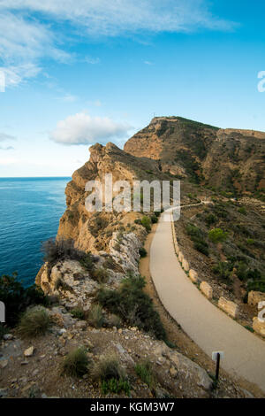 Sierra Helada scogliere e la strada panoramica per il suo faro affacciato sulla baia di Altea, costa blanca, Spagna Foto Stock