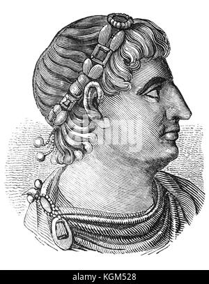 Preso da una moneta romana, un profilo di Costantino il Grande (272 AD - 337 D.C.), noto anche come Costantino I e un imperatore romano di origine Illyrian-Greek dal 306 al 337 D.C. In 305, egli si è battuto sotto il suo padre in Britannia (Gran Bretagna). Costantino fu il primo imperatore per interrompere la persecuzione dei cristiani e di legalizzare il Cristianesimo insieme con tutte le altre religioni e culti nell'impero romano. Foto Stock