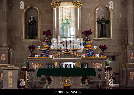 Altare della chiesa del Tempio di Nuestra Señora del Sagrario decorato per la festa dei morti a Santa Clara del Cobre, Michoacan, Messico. Foto Stock