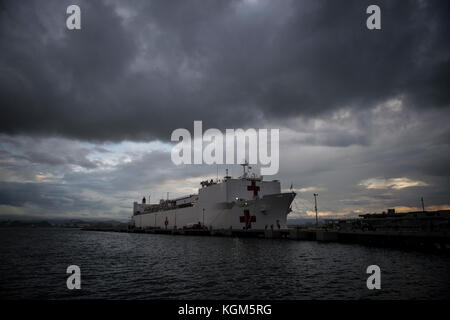 La USNS Comfort è ancorata in San Juan, Puerto Rico, nov. 5, 2017. Il comfort è parte del tutto-di-risposta del governo e dello sforzo è assistere la Fed Foto Stock