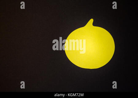 Singolo bigliettino giallo su sfondo nero Foto Stock