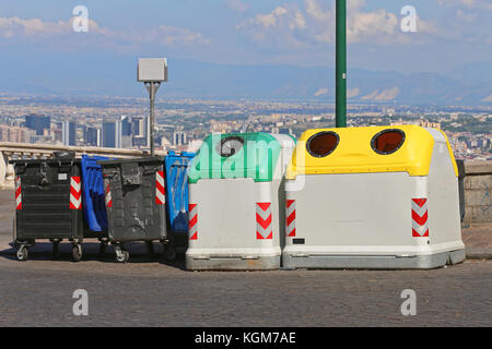 Contenitori di smistamento e riciclaggio rifiuti cassonetti a Napoli Foto Stock