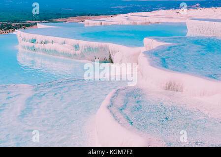 Colore turchese vista di Pamukkale (castello di cotone) è popolare con travertino piscine e terrazze dove le persone amano visitare in pamukkale, Turchia. Foto Stock