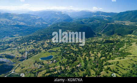 Vista aerea Komarnica river canyon e la strada a Zabljak Foto Stock