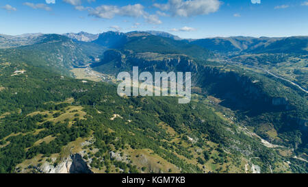 Vista aerea Komarnica river canyon e la strada a Zabljak Foto Stock