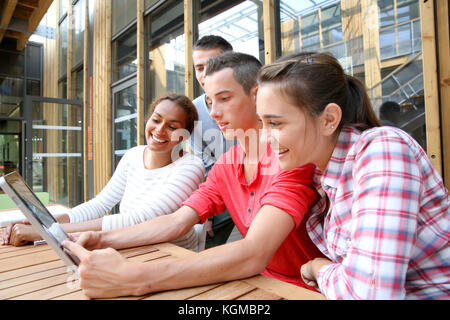 Giovani collegati su internet in college campus Foto Stock