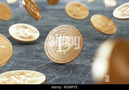 Bitcoins, oro denaro per il web, 3d illustrazione Foto Stock