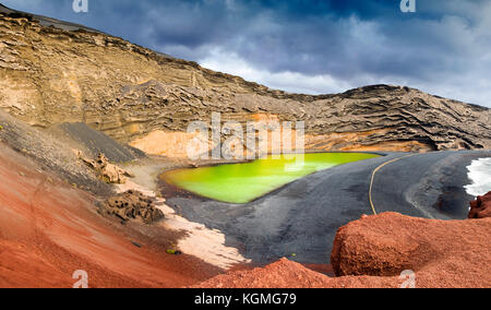 Laguna Verde, Lago de los Clicos. Spiaggia, El Golfo. Isola di Lanzarote. Isole Canarie Spagna. Europa Foto Stock