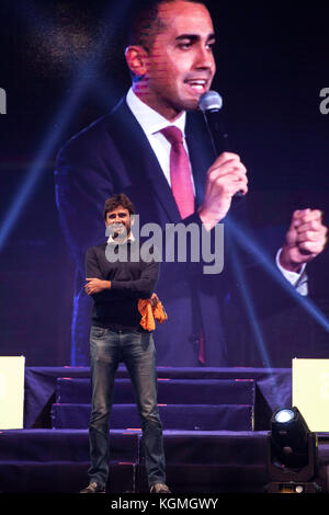 Alessandro di battista (m5s) durante il rally a Palermo per la campagna elettorale in Sicilia. Foto Stock