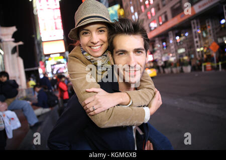 Matura in piedi in time square trimestre di notte Foto Stock