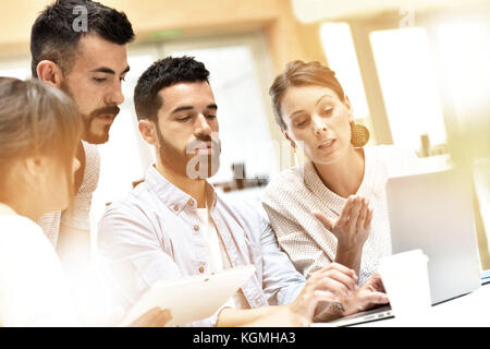 Team di progettazione di incontro e di lavoro sul computer portatile Foto Stock