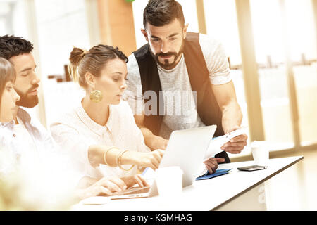 Team di progettazione di incontro e di lavoro sul computer portatile Foto Stock