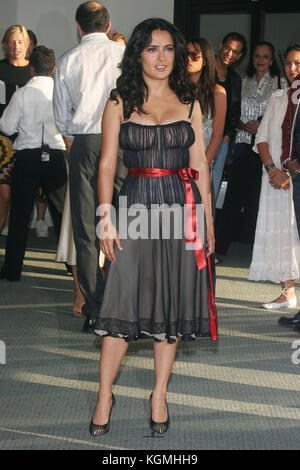 Salma Hayek arrivando al secuestro express premiere al Pacific Design Center di Los Angeles.. agosto 3, 2005.Salma Hayek 155 = moda a piena lunghezza, persone, tom cruise, attrice, verticale, Stati Uniti d'America, celebrità, guardando la telecamera, arte cultura e intrattenimento, evento, frequentando una donna soltanto una persona, ritratto, moda vestire, artista Foto Stock