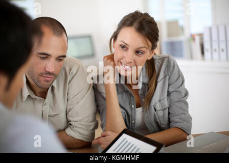 Manager con la gente di vendite la presentazione di bilancio Foto Stock