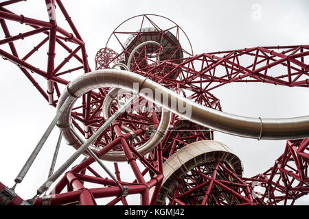 Progettato dall'artista belga Carsten Höller, su invito di Anish Kapoor, il creatore dell'orbita ArcelorMittal, il 24 giugno 2016 apre lo scivolo a tunnel più lungo e più alto del mondo. Foto Stock