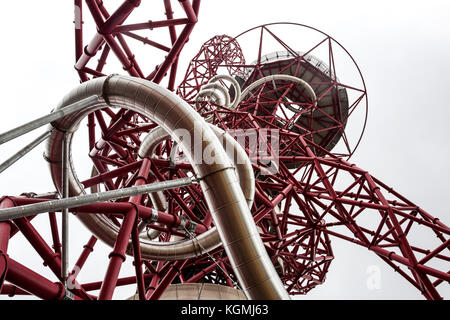 Progettato dall'artista belga Carsten Höller, su invito di Anish Kapoor, il creatore dell'orbita ArcelorMittal, il 24 giugno 2016 apre lo scivolo a tunnel più lungo e più alto del mondo. Foto Stock