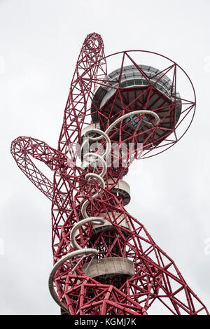 Progettato dall'artista belga Carsten Höller, su invito di Anish Kapoor, il creatore dell'orbita ArcelorMittal, il 24 giugno 2016 apre lo scivolo a tunnel più lungo e più alto del mondo. Foto Stock