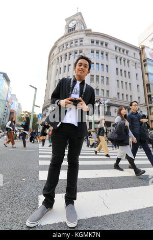 Straniero di fronte all'orologio Seiko a Ginza Tokyo Japan. Il rilascio del modello per la persona principale è OK Foto Stock