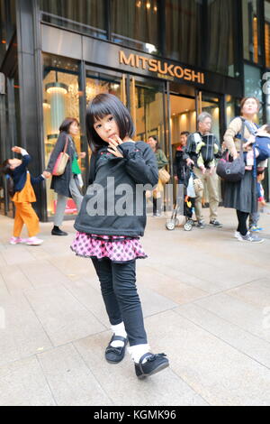 Ragazza piccola carina di fronte al negozio Mitsukoshi. Il rilascio del modello per il Kid principale è OK Foto Stock