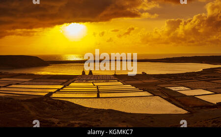 Saline. Tramonto a Salinas de Janubio. Isola di Lanzarote. Isole Canarie Spagna. Europa Foto Stock