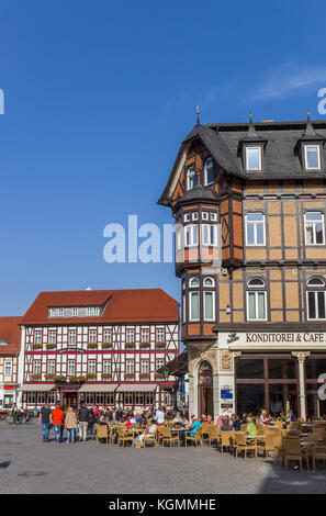 Le persone che si godono il sole in un bar nel centro di wernigerode, Germania Foto Stock