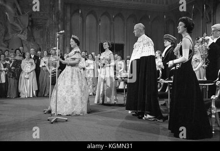 La Regina madre parla alla Guildhall per il ricevimento della City di Londra in suo onore al suo ritorno da un tour del Commonwealth in Australia e nuova Zelanda. Foto Stock