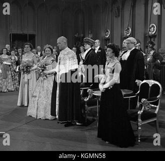 La Regina Madre con il Signore Sindaco di Londra, Sir Denis Truscott, in un ricevimento dato alla Guildhall di Londra, in onore del suo ritorno da un tour del Commonwealth in Australia e Nuova Zelanda. Sulla destra si trova la principessa Margaret e la signora Mayoress, Lady Truscott (l). Foto Stock