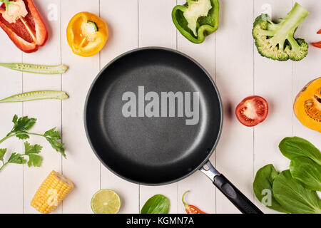 La frutta e la verdura fresca vintage e di confine frypan vuota Foto Stock