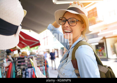 Ritratto di donna bella cercando estate hat su Foto Stock
