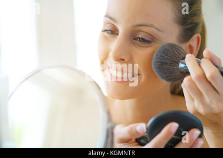 Ritratto di donna bella mettendo il trucco su Foto Stock