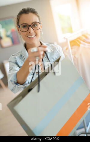 Allegro venditore consegna shopping bag per il cliente Foto Stock