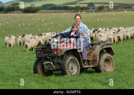 La delocalizzazione. Lindsey Roberts con la figlia Maria sul loro allevamento di pecore in Parracombe, North Devon. Foto Stock