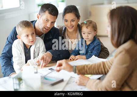 Incontro della famiglia architetto per il progetto di casa Foto Stock