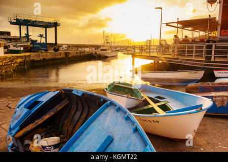Barche da pesca al tramonto, porto di pesca, Puerto del Carmen. Isola di Lanzarote. Isole Canarie Spagna. Europa Foto Stock