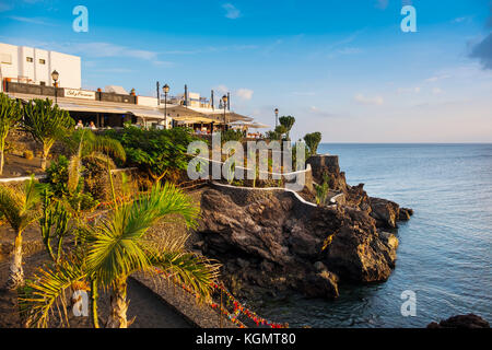 Ristorante al tramonto, porto di pesca, Puerto del Carmen. Isola di Lanzarote. Isole Canarie Spagna. Europa Foto Stock