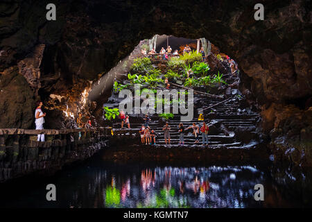 Lago naturale di acqua limpida e trasparente. Jameos del Agua. Arte, Cultura e Turismo centro creato da César Manrique. Haria. Lanzarote Island. Cana Foto Stock