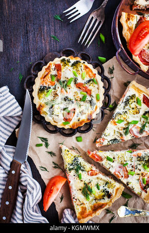 Quiche di salmone con verdure, vista dall'alto Foto Stock