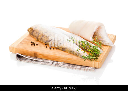 Il filetto dei tranci di pesce sul tagliere di legno isolato su sfondo bianco. lussuoso mangiare pesce. Foto Stock