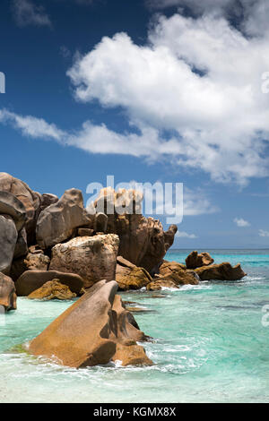 La Seychelles, La Digue, Anse Cocos Beach, eroso di roccia di granito della formazione in mare Foto Stock