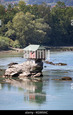 Casa sulla roccia di fiume Drina serbia Foto Stock