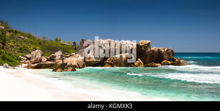 La Seychelles, La Digue, Anse Cocos, spiaggia, eroso di roccia di granito la formazione nella panoramica sul mare Foto Stock