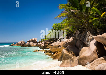 La Seychelles, La Digue, Petit Anse, spiaggia, eroso di roccia di granito della formazione in mare Foto Stock