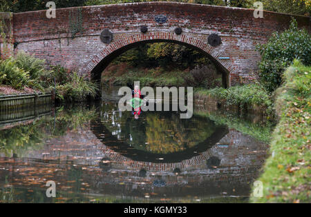 Un uomo canoe lungo il canale di Basingstoke vicino a Dogmersfield in Hampshire. Foto Stock