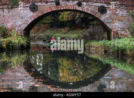 Un uomo canoe lungo il canale di Basingstoke vicino a Dogmersfield in Hampshire. Foto Stock