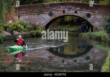 Un uomo canoe lungo il canale di Basingstoke vicino a Dogmersfield in Hampshire. Foto Stock