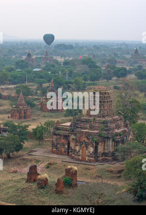 Mongolfiere sopra Bagan MYANMAR Birmania Foto Stock