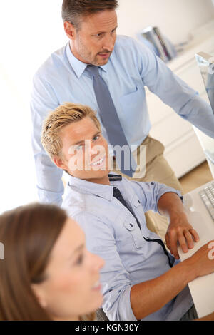 I giovani che frequentano il corso di business con istruttore Foto Stock