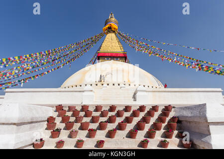 Gli uomini di gettare la vernice oltre la Stupa Boudhanath nella valle di Kathmandu, Nepal Foto Stock