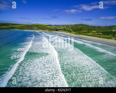 Vista aerea di frantumare le onde del mare e la spiaggia di sabbia bianca Foto Stock