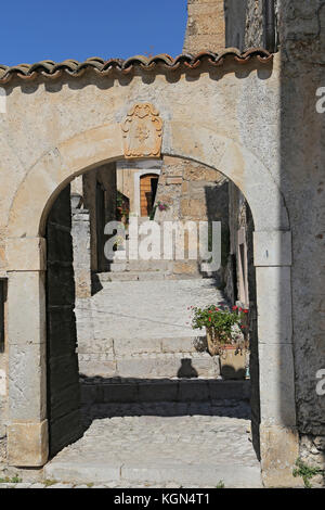 Santo Stefano di Sessanio (l'aquila),Italia - 25 agosto 2017 - pittoresca corte nel villaggio italiano. Foto Stock